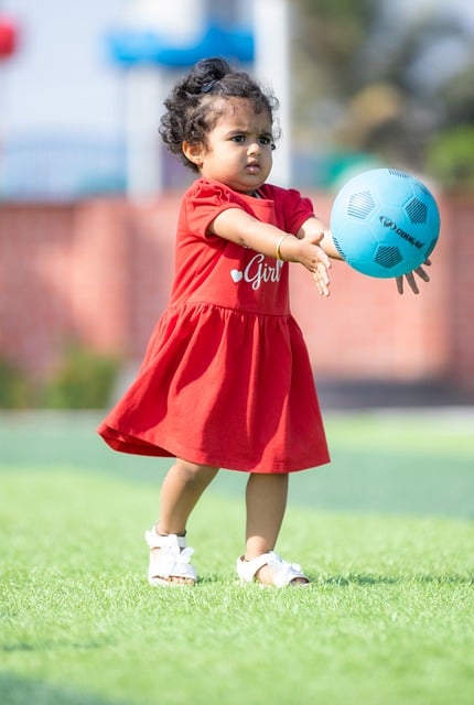 拦都拦不住！对手疑肘击队友，梅西出头“教育”阿根廷老乡